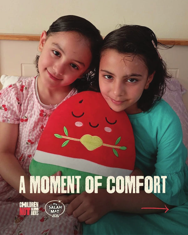 Two girls hugging N&umacr;r